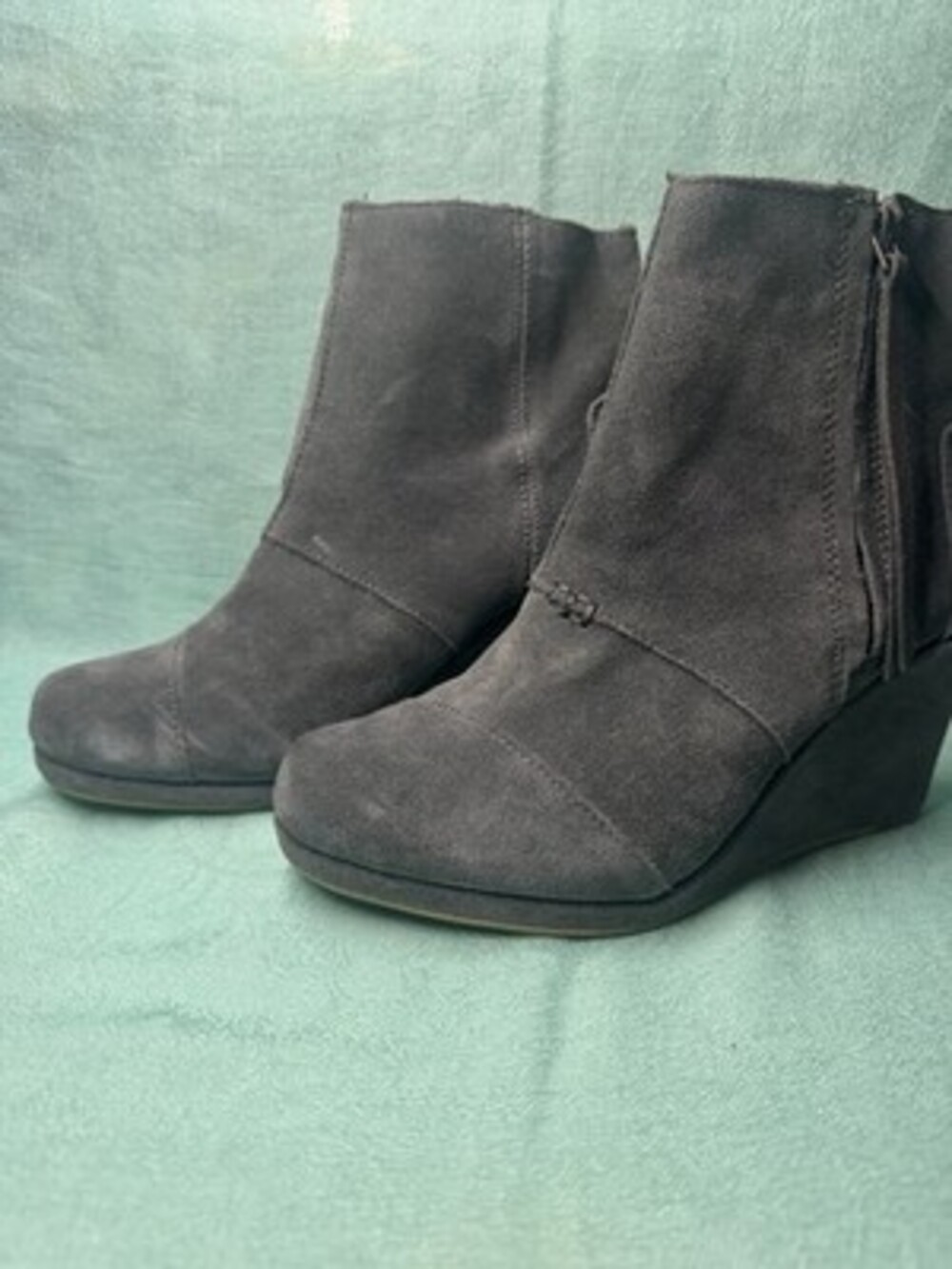 TOMS Gray Suede Leather Avery wedge Ankle Zip Bootie Size 7.5 New & Comfortable